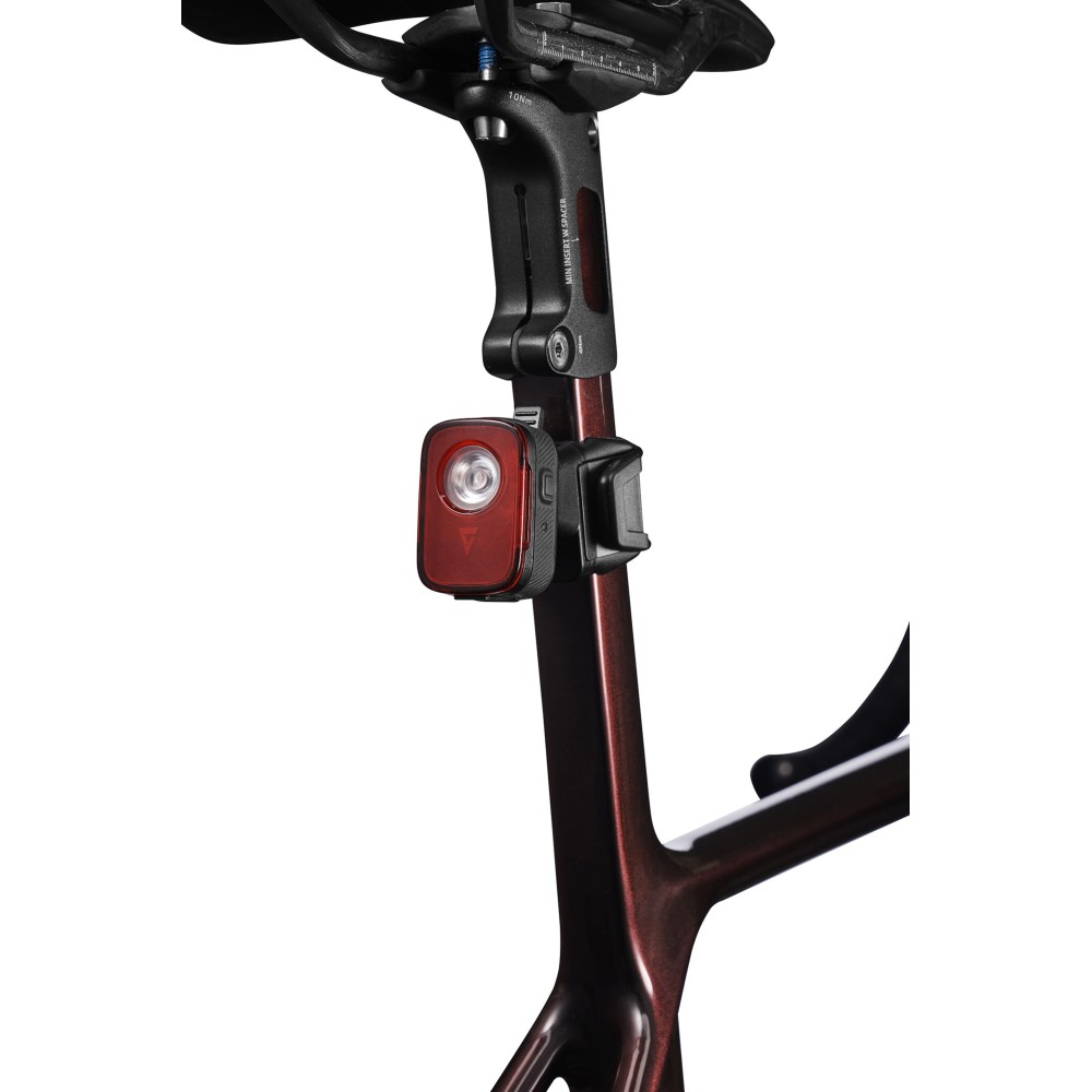 Lampka zamontowana na rurze podsiodłowej