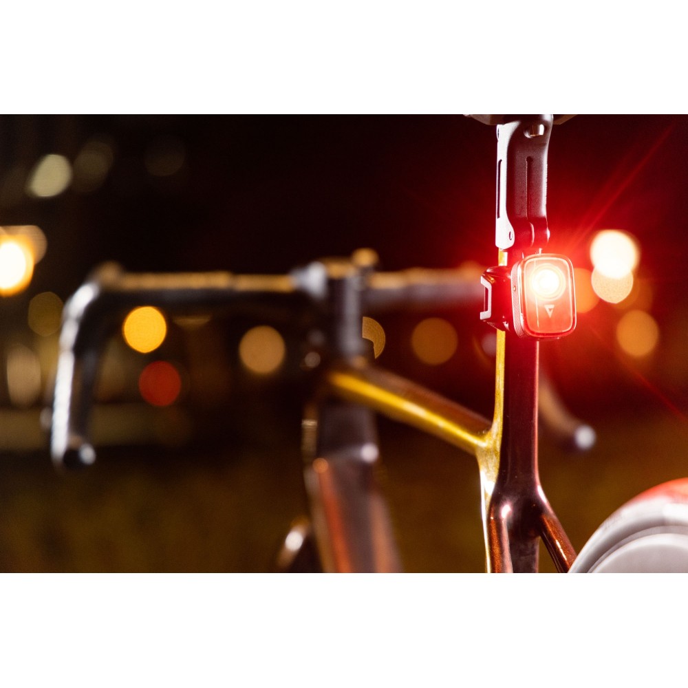 Lampka zamontowana na rowerze, włączona, realistyczny widok z tyłu