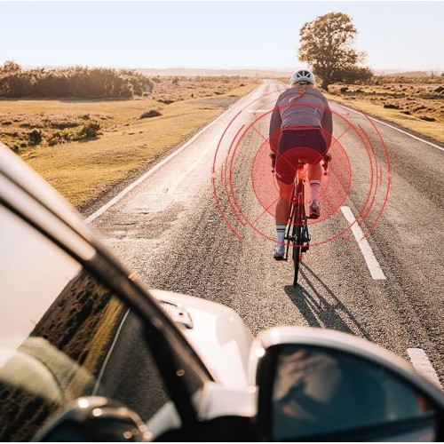 widok na rowerzystę z lampką Magicshine SEEMEE 100AD