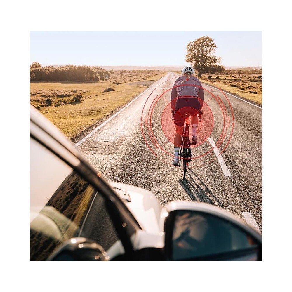 widok na rowerzystę z lampką Magicshine SEEMEE 100AD