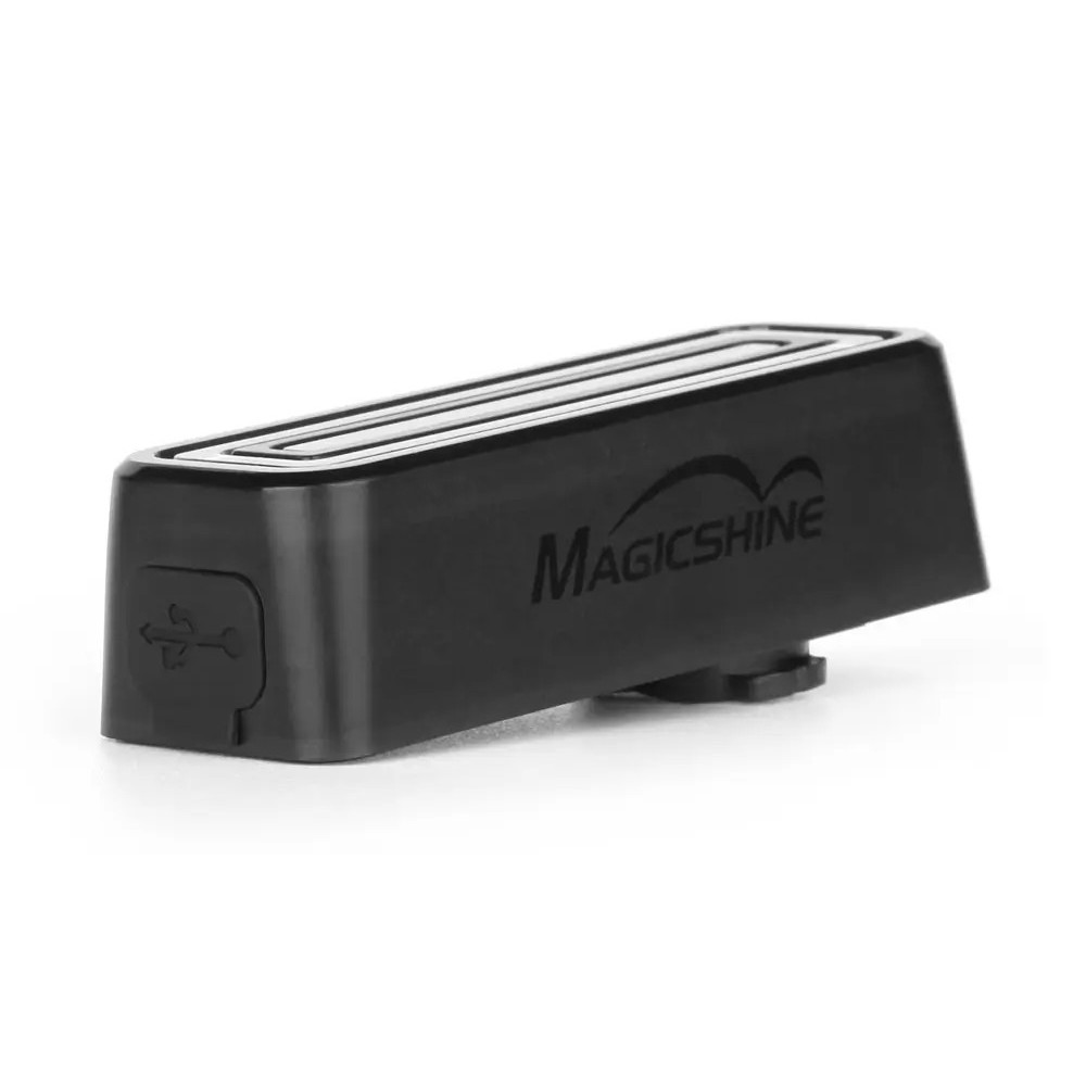 Lampka tylna Magicshine SEEMEE 100 od strony gniazda ładowania