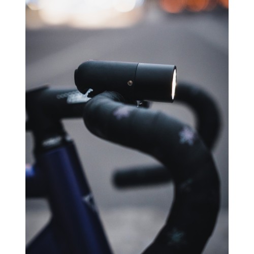 lampka LED Knog Plugger z boku na kierownicy