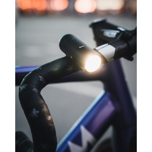 Knog Plugger z boku i z góry na kierownicy